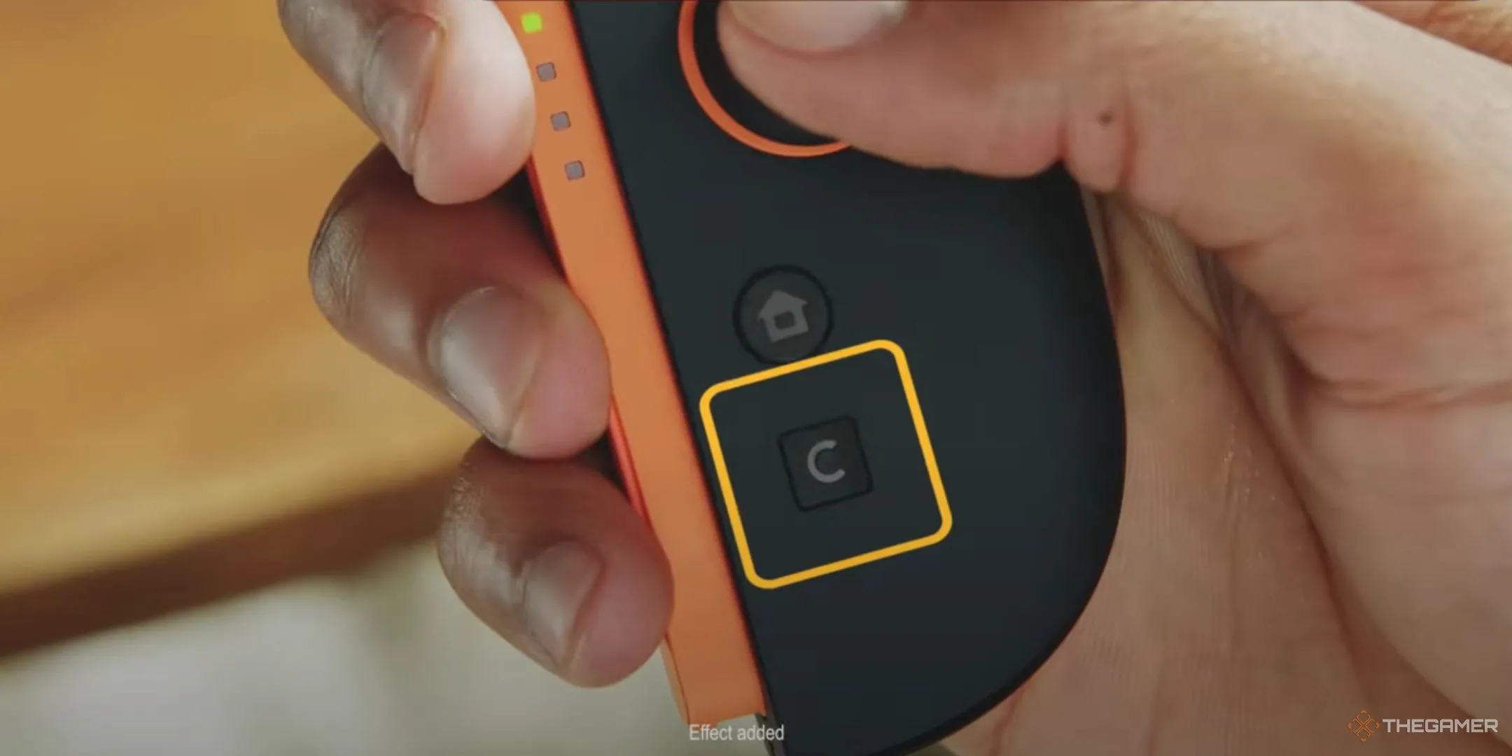 Nút GameChat được tô sáng trên tay cầm Joy-Con 2 của Nintendo Switch 2.
