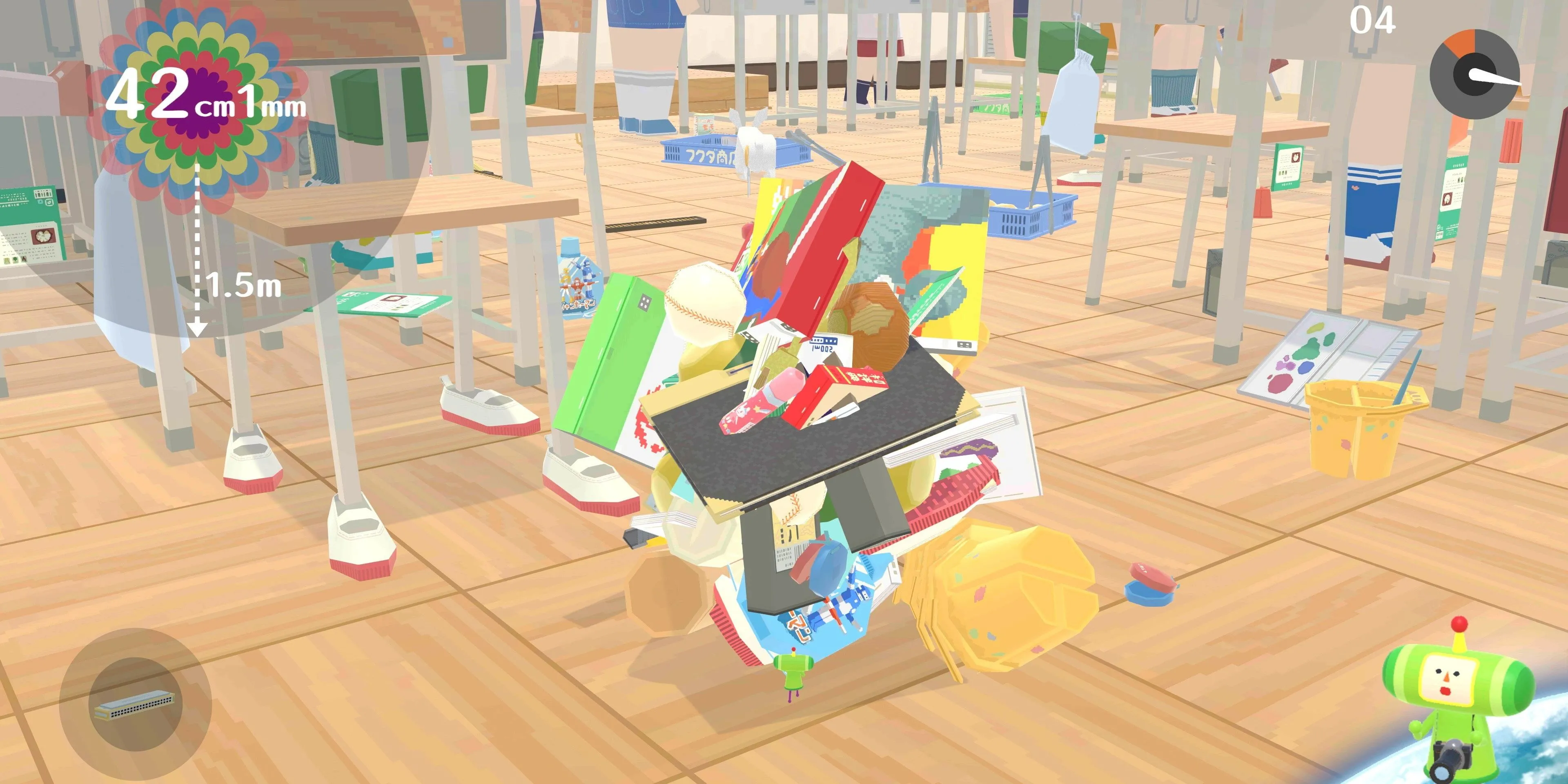 Cảnh người chơi lăn quả cầu Katamari trong lớp học ở We Love Katamari Reroll