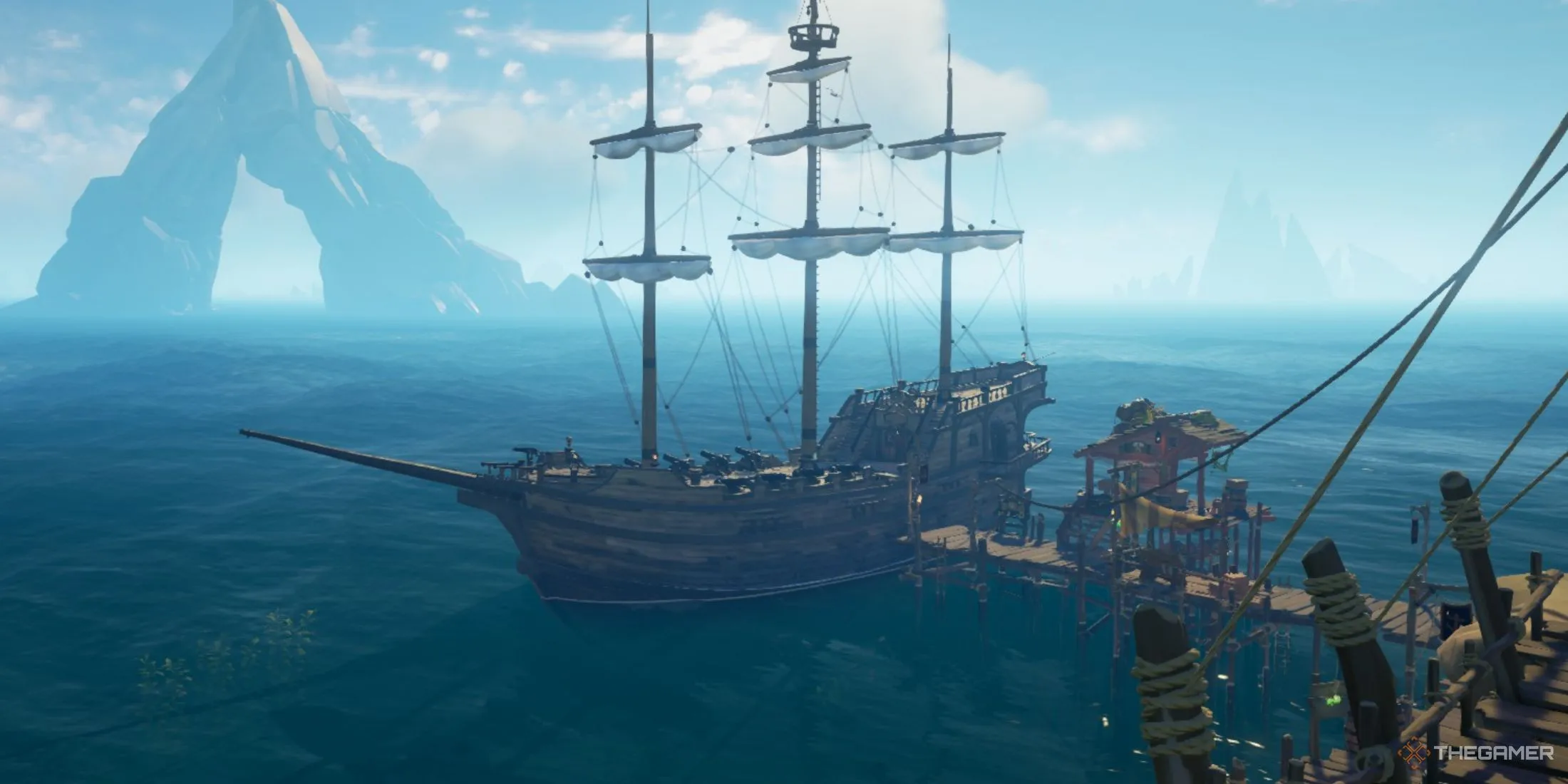 Chiếc thuyền Galleon đang neo đậu trong Sea of Thieves, một ví dụ điển hình của game hỗ trợ chơi đa nền tảng.