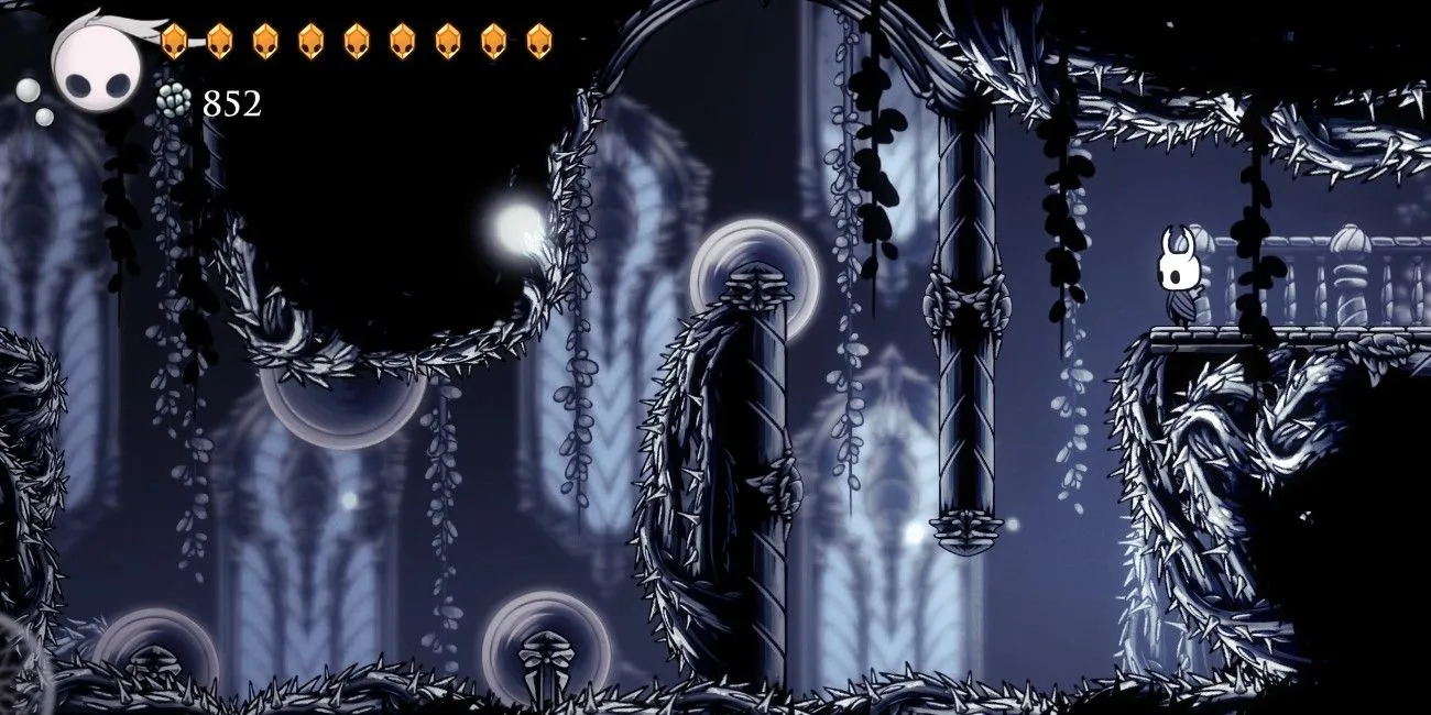 Góc nhìn vào một căn phòng đầy cưa máy trong Path of Pain, thử thách platforming cực đại của Hollow Knight