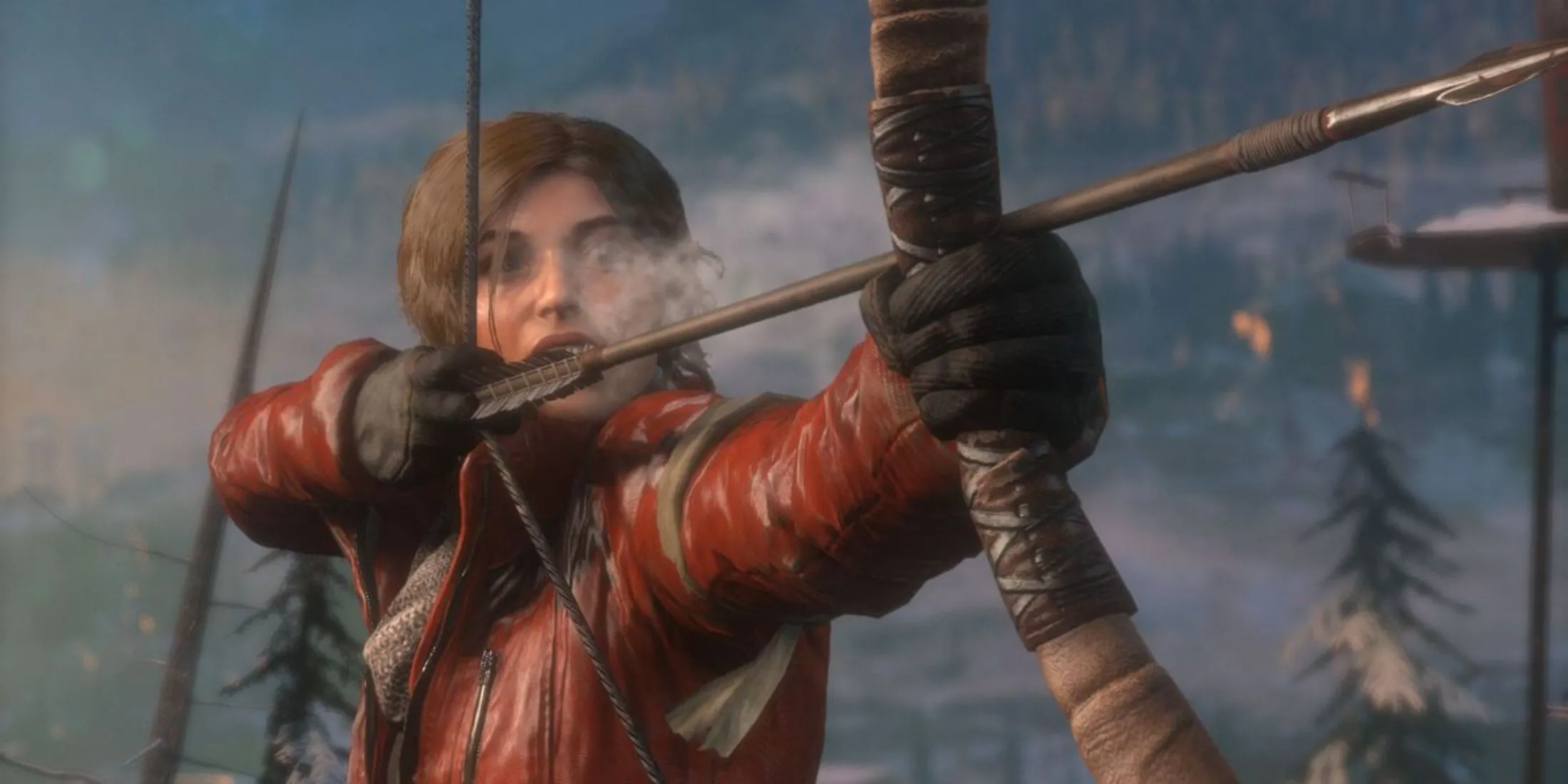 Lara Croft căng cung trong khu rừng phủ tuyết ở Rise Of The Tomb Raider, sẵn sàng cho cuộc phiêu lưu sinh tồn