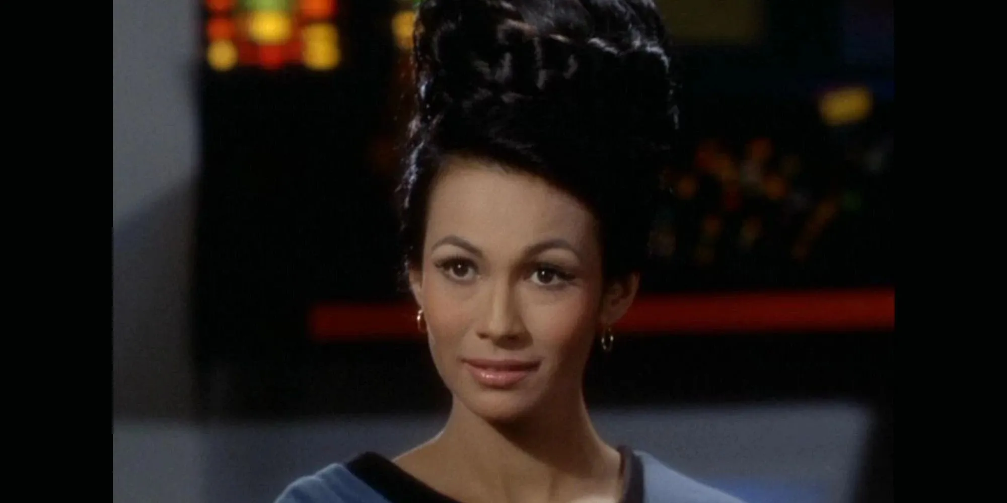 Marlena Moreau Vũ trụ Gương trong trang phục quyến rũ của Starfleet cùng chiếc nhẫn đặc trưng