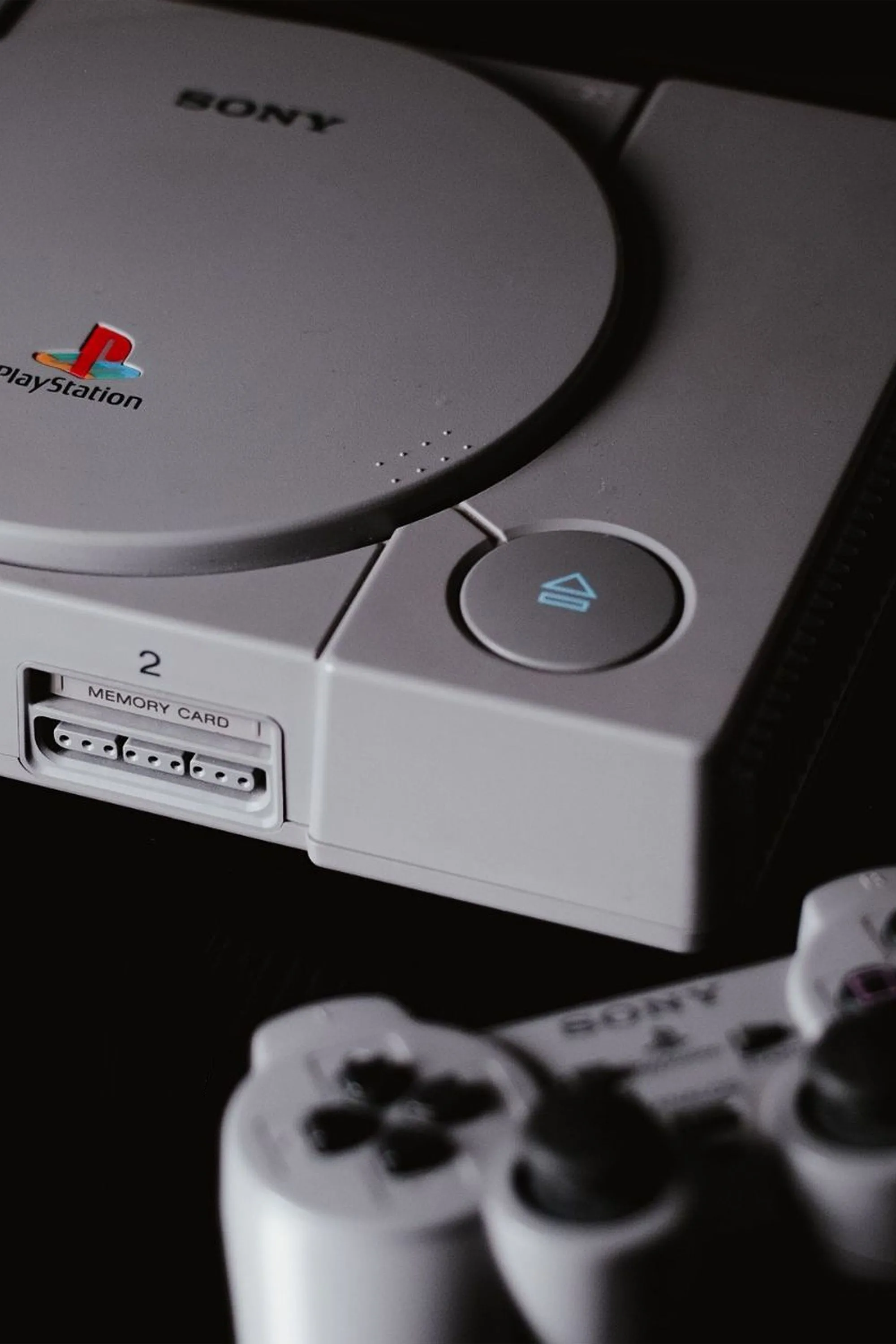 Máy chơi game PlayStation 1 (PS1) đời đầu với thiết kế biểu tượng của Sony