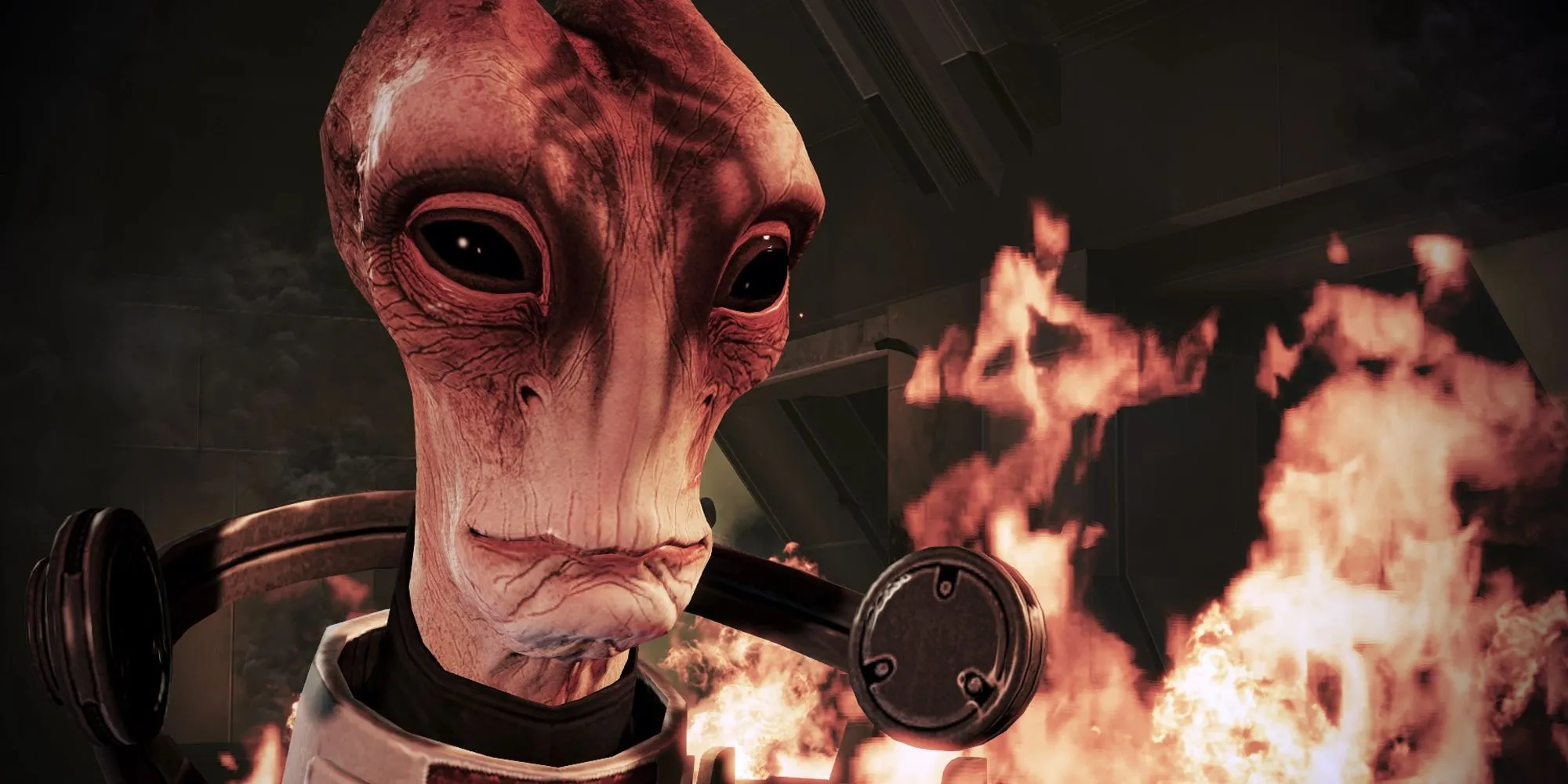 Mordin Solus, nhà khoa học Salarian nhanh nhẹn và thông thái trong Mass Effect, đang trình bày với vẻ đầy suy tư và nhiệt huyết.