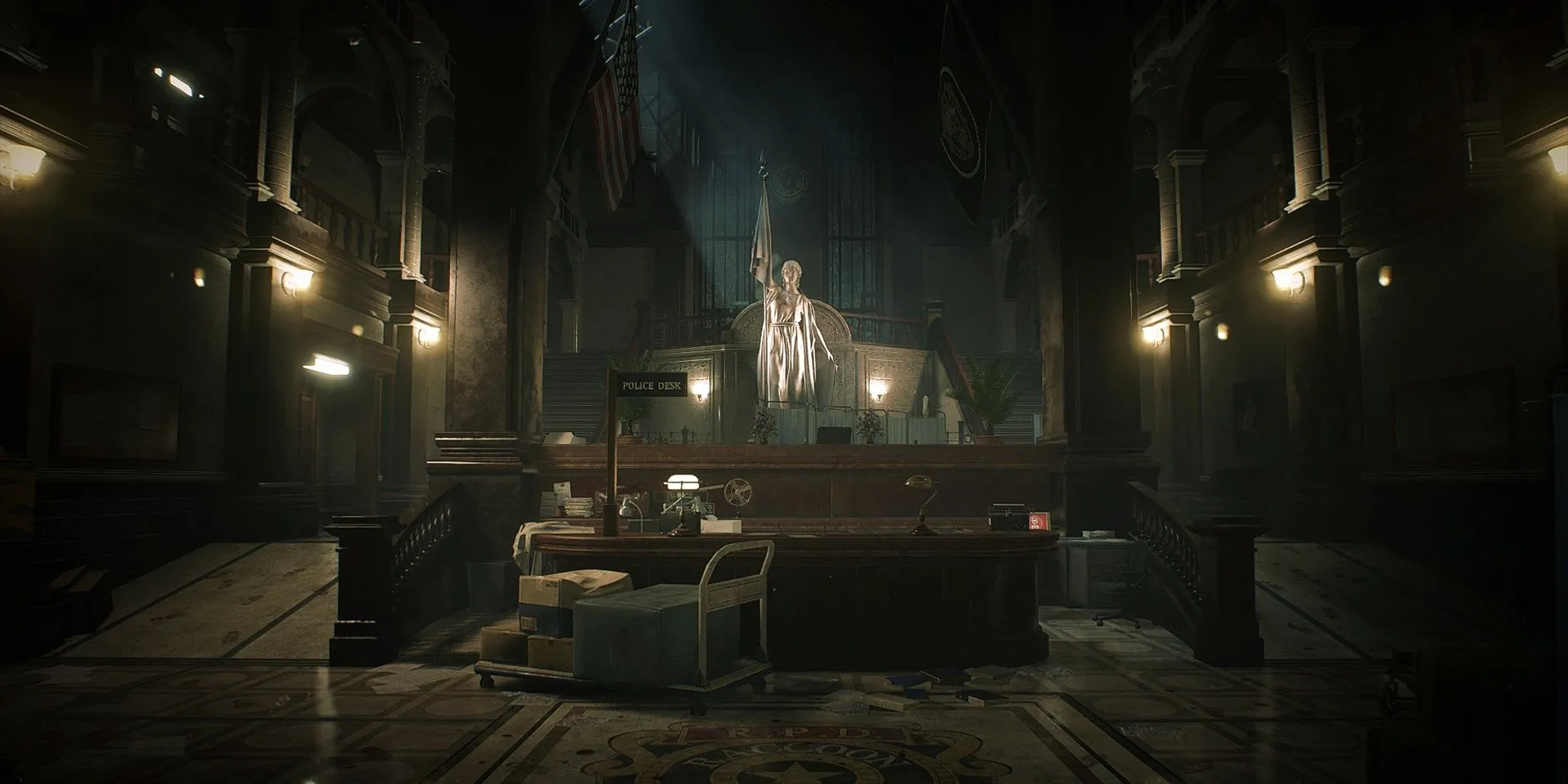 Sảnh chính của Sở Cảnh sát Raccoon City trong Resident Evil 2 remake, kiến trúc kỳ lạ được giải thích.