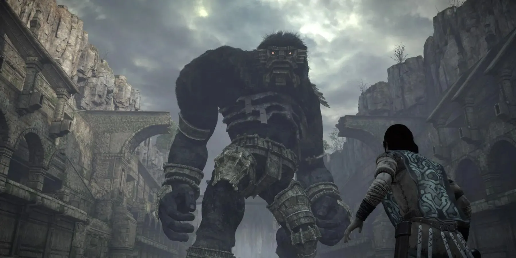 Tượng thần Argus khổng lồ cầm vũ khí đá trong màn hình Game Over của Shadow of the Colossus.