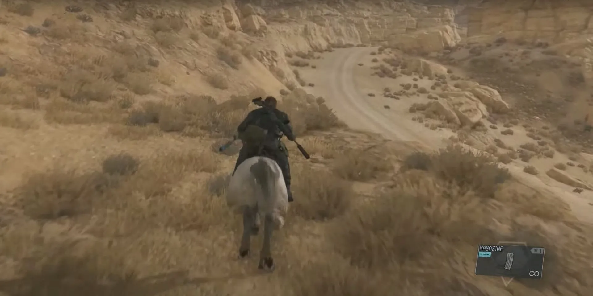 Venom Snake cưỡi D-Horse trong lối chơi thế giới mở của Metal Gear Solid V: The Phantom Pain. Game hành động thế giới mở này bị chỉ trích vì cấu trúc lặp lại.