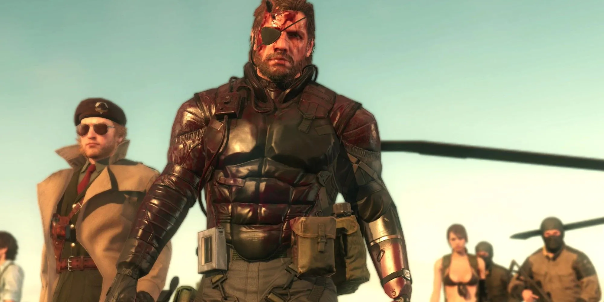 Venom Snake đi bộ trong Metal Gear Solid V: The Phantom Pain, thể hiện yếu tố lén lút và thế giới mở.